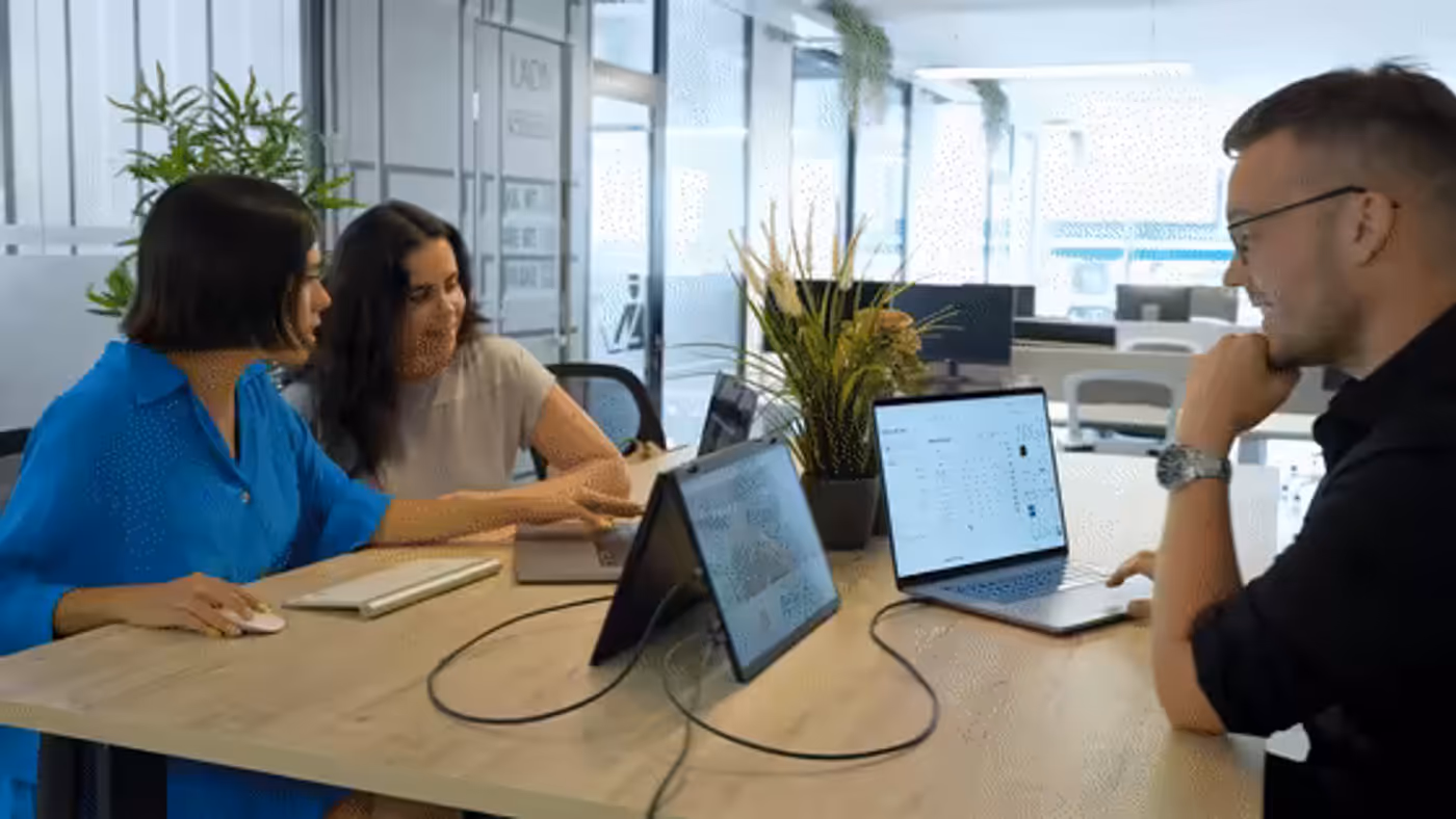 UStation Δ / Delta 360° folding monitor shared by two devices
